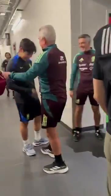 电竞比分网-师徒重逢！墨西哥主帅阿吉雷赛后与李刚仁见面并开玩笑