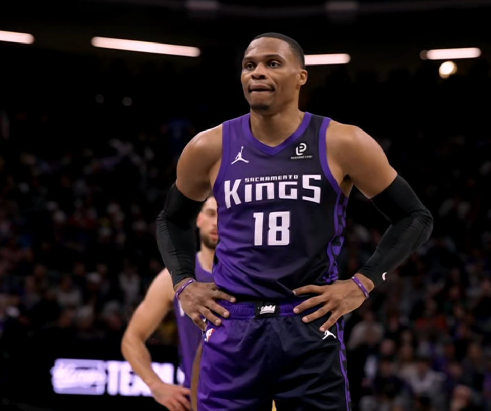 电竞比分网-灾难！詹皇当卧底，13秒内失误+不防守葬送湖人，东契奇带不动他