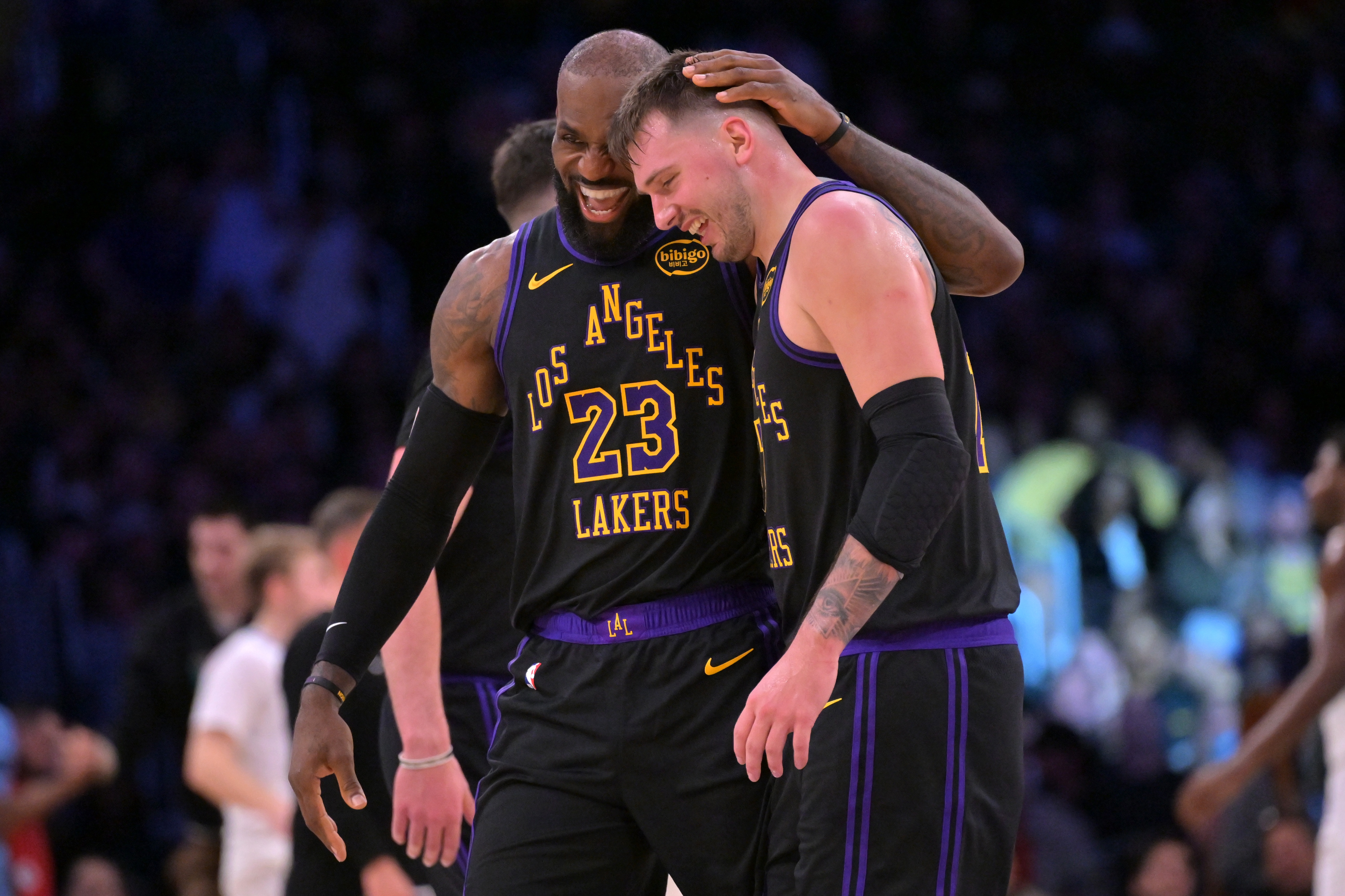 电竞比分网-半场21分领先老鹰！张佳玮：湖人速度火力全出来 空间大开打崩鹰