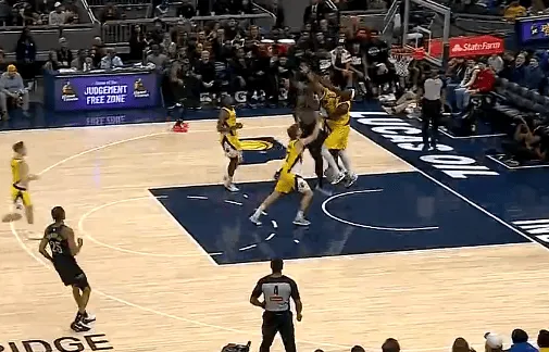 电竞比分网-蔡恩-威廉森突破一打三，抛投再进目前7中7已砍下18分